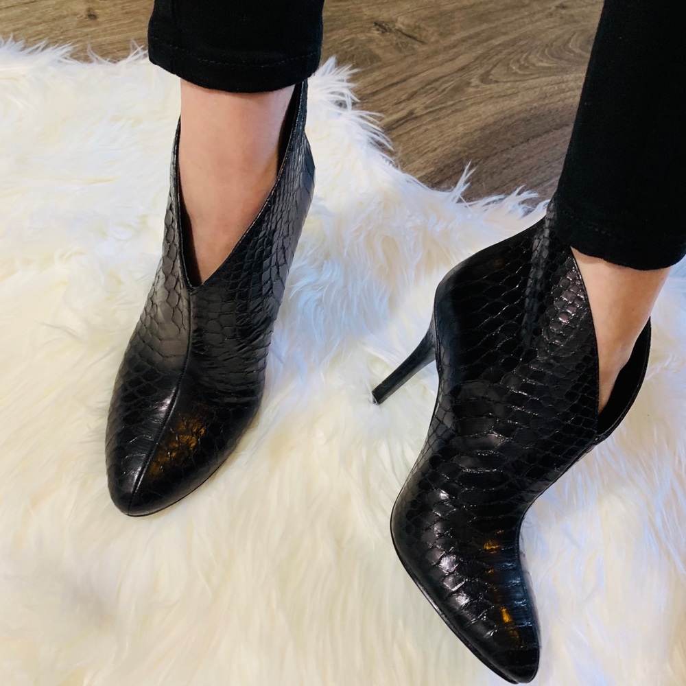 VINCE CAMUTO BLACK LEATHER ANKLE BOOTS CROCODILE